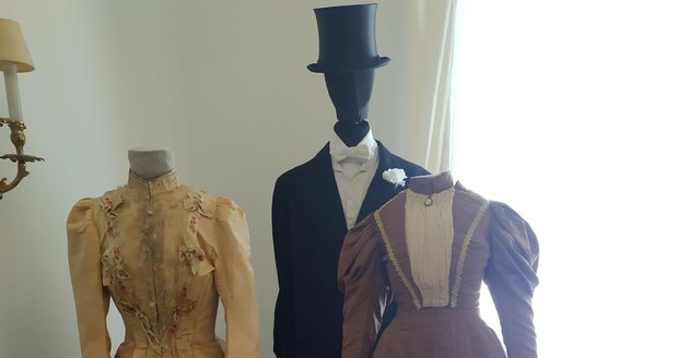 Nejstarší vystavené šaty pocházejí z let 1891 a 1895, jsou doplněné i frakem a cylindrem.