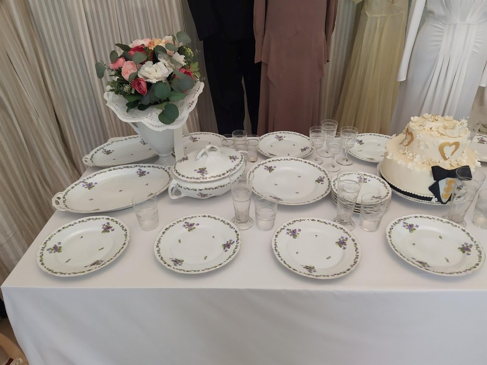 Instalace svatební hostiny z období secese s porcelánovým servisem s fialkami a dobovým sklem