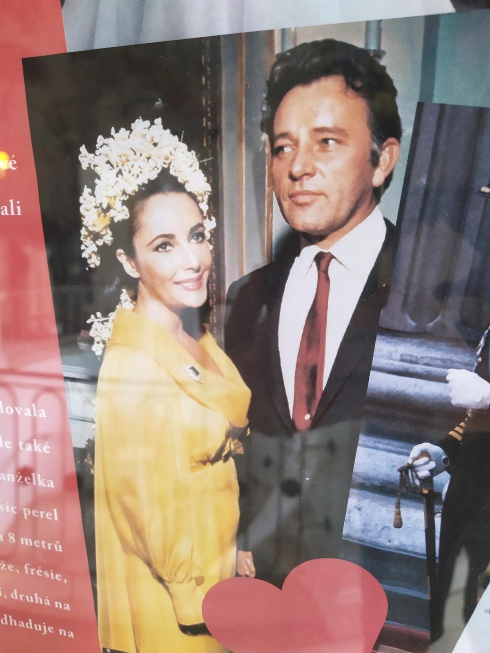 Součástí výstavy jsou i svatební fotografie celebrit - Elizabeth Taylorová a Richard Burton.