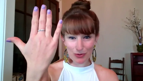 Meg Taylor Morrisonová ukazuje svůj prsten.