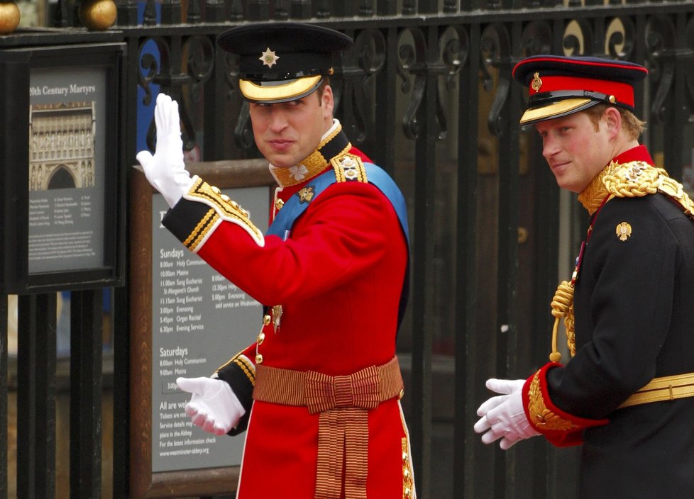 Princ William s bratrem Harrym v uniformách