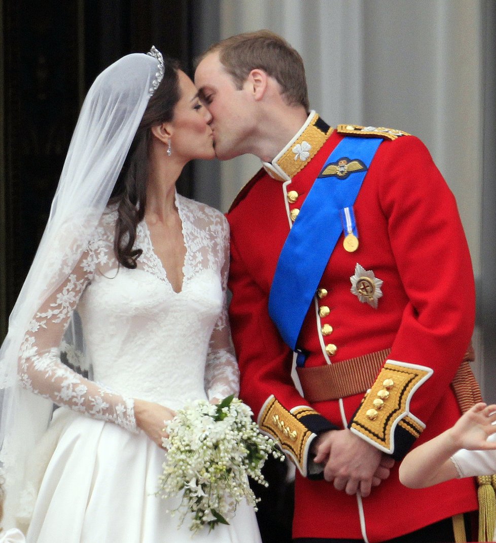 První manželské políbení prince Williama a princezny Kate