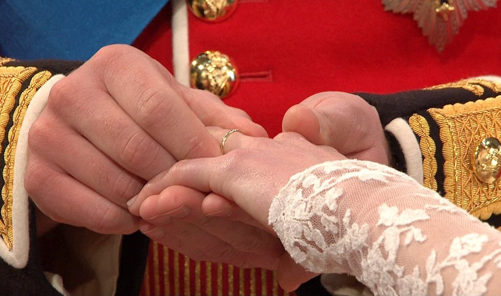 Princ William nasazuje Kate snubní prsten