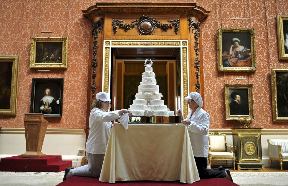 Místnost se svatebním dortem vypadala velmi honosně