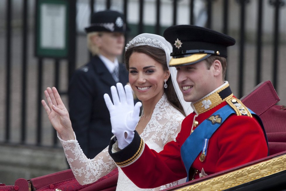 Kate a William na své svatbě v kočáru