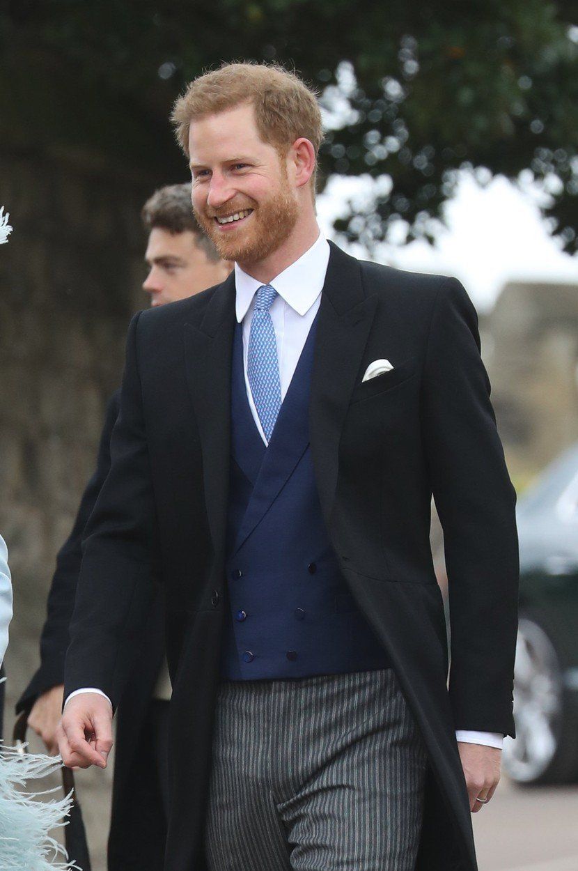 Princ Harry dorazil na svatbu vesele naladěn.