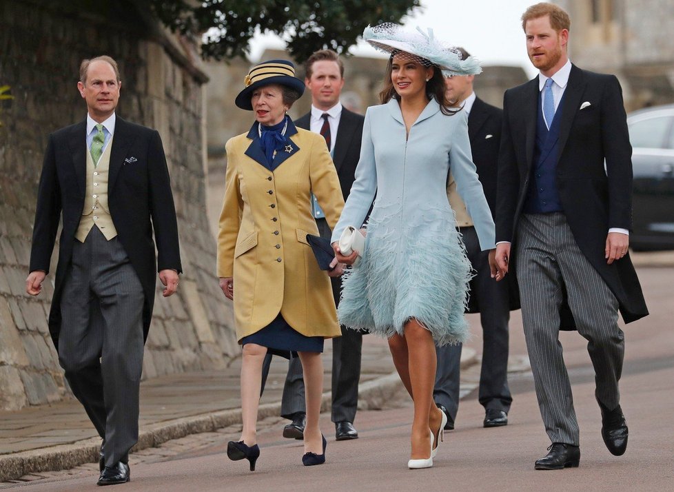 Princ Harry přišel bez své manželky Meghan.