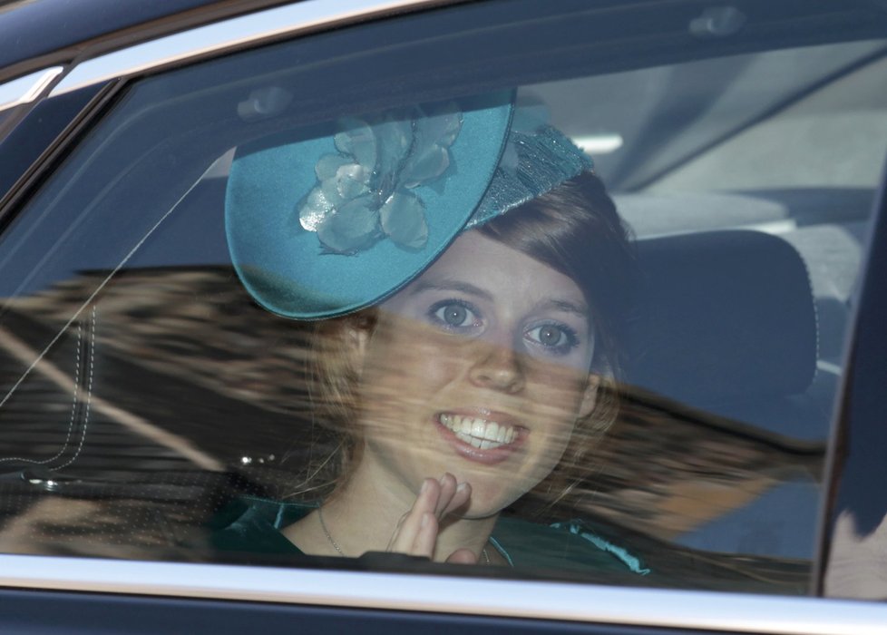 Princezna Beatrice se proslavila kloboukovou kreací na svatbě Kate a Williama. Tentokrát zvolila snad o něco lepší model.