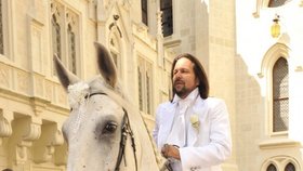 Pomeje přicválal na bílém koni jako princ.