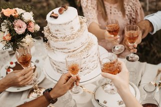 Svatební trendy pro rok 2023: Od luxusního dortu po zážitková jídla na míru