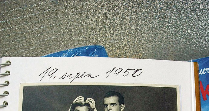 Tak vypadali novomanželé Libuše (19) a Ladislav (21) Zusčákovi v srpnu 1950, když se vzali v Ostravě