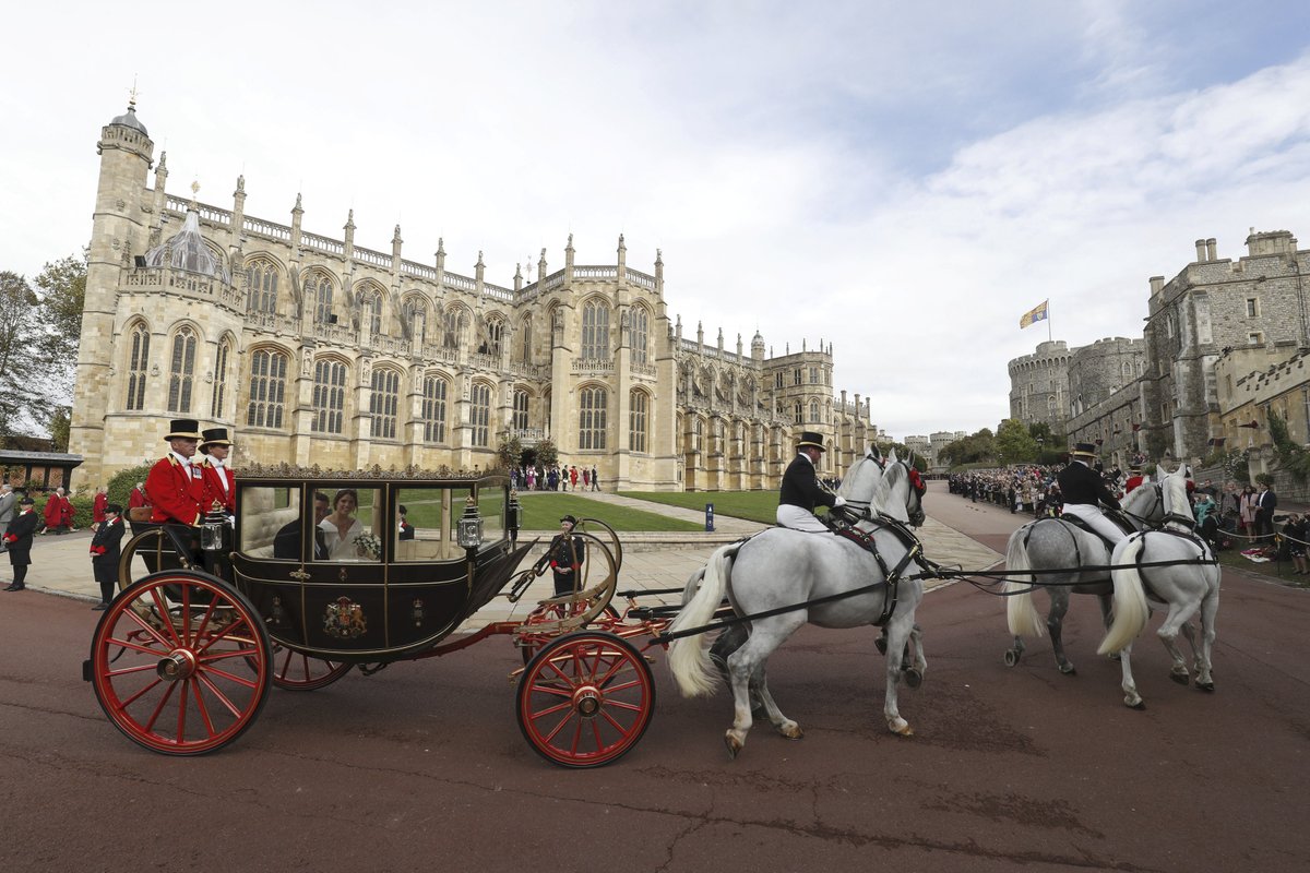 Královská svatba Eugenie (28) a Jacka Brooksbanka (32) na hradu Windsor.