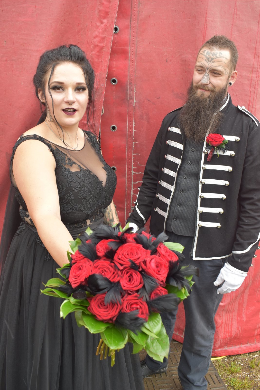 Novomanželka Bára ukazuje ukazuje červeno-černou kytici.
