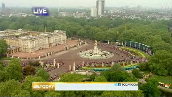 Akrtuální fotografie z okolí Buckinghamského paláce (10:30)