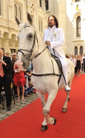 Pomeje přicválal na bílém koni jako princ.