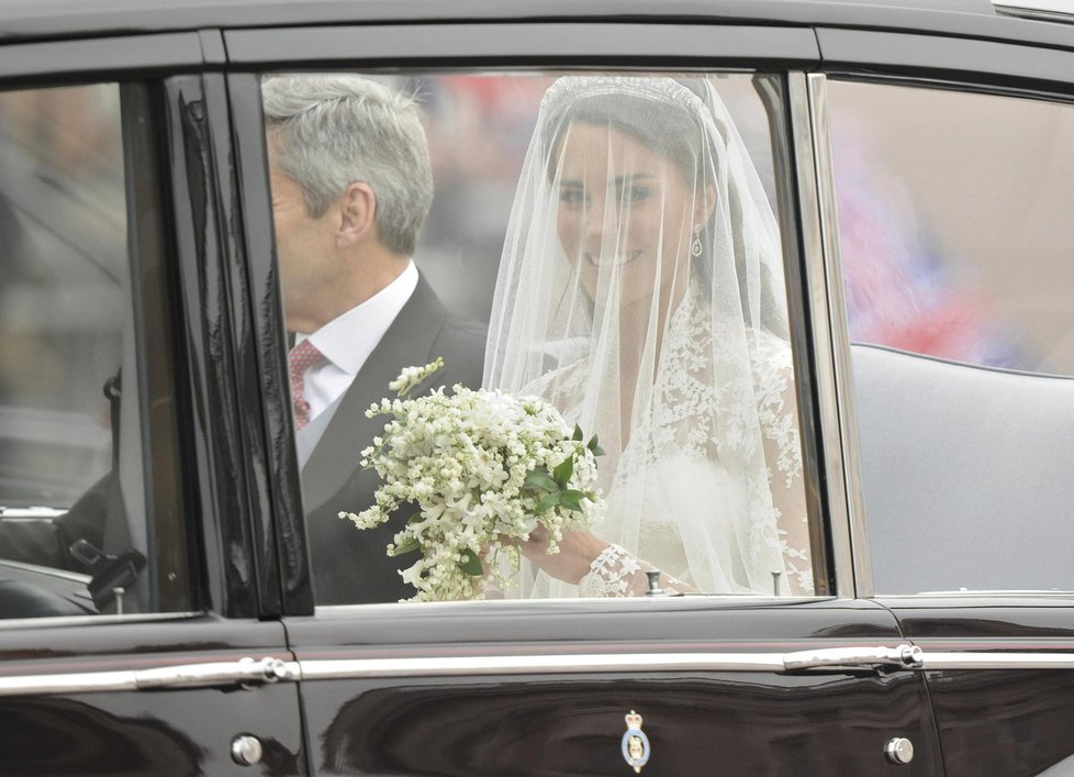 Nevěsta Kate Middleton přijíždi na obřad