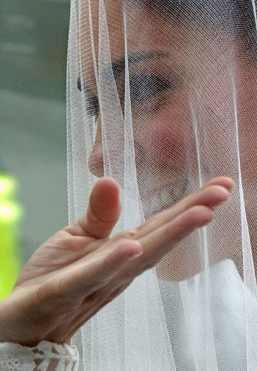 Detail nevěstina obličeje. Kate Middleton prožívá svůj velký den.