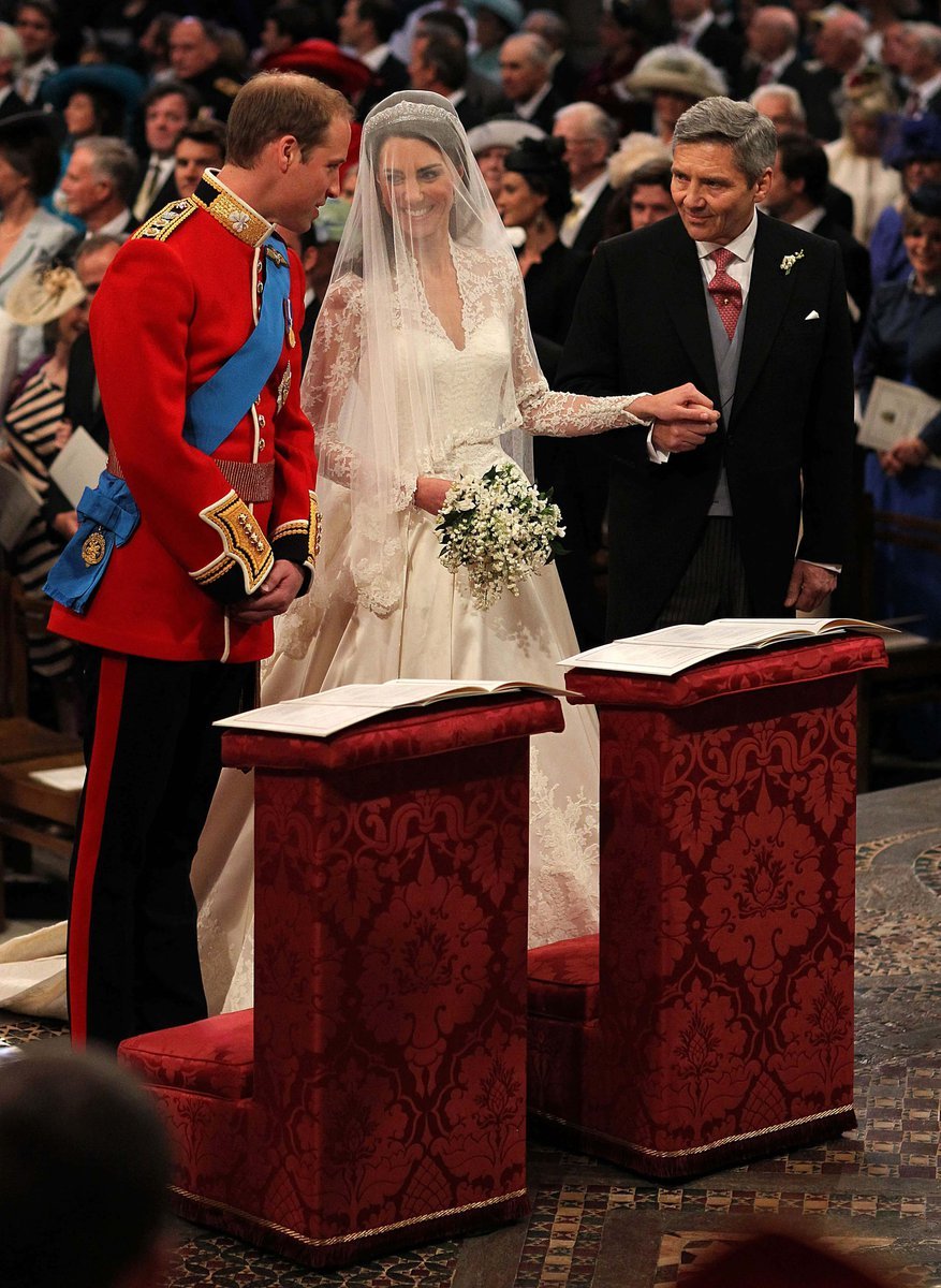 Michael Middleton předává ruku své dcery princu Williamovi