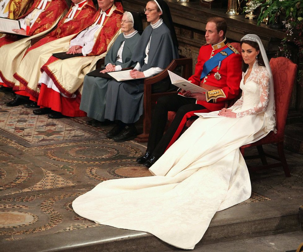 Princ William s princeznou Kate sedí po obřadu na čestném místě