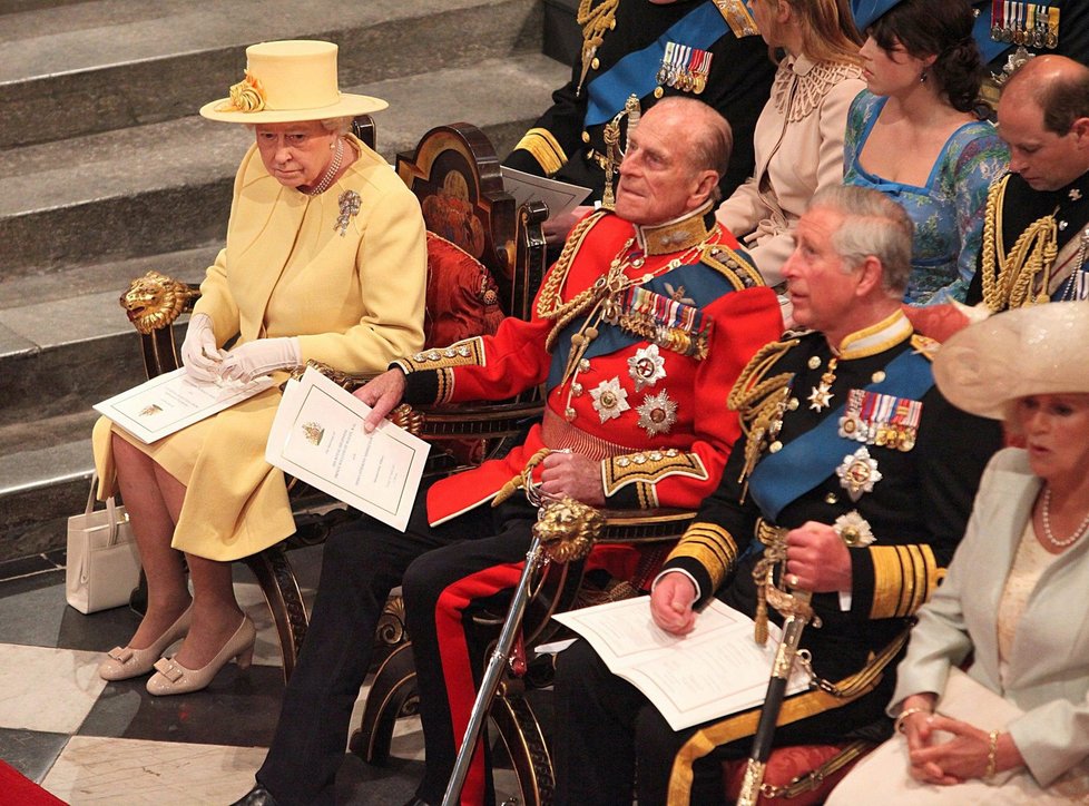 Zleva královna Alžběta II., princ Philip a princ Charles s Camillou