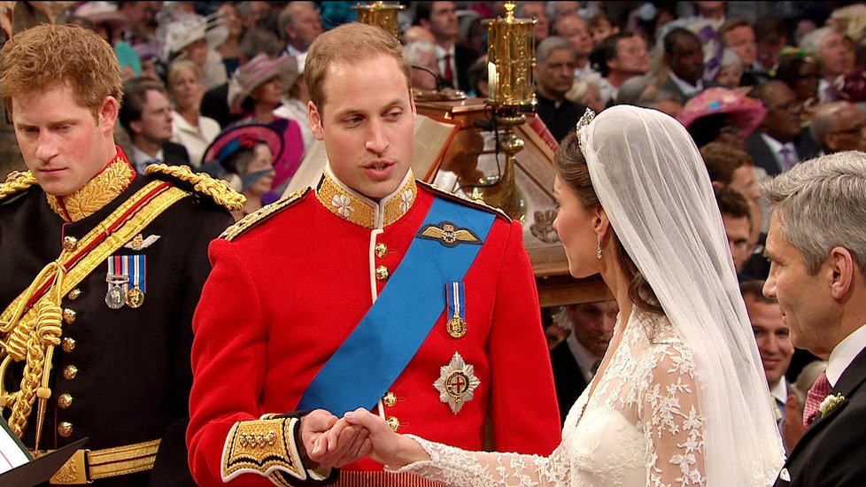 Princ William během obřadu držel Kate za ruku