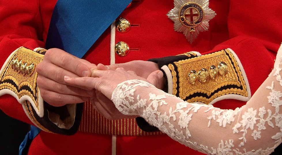 Princ William nasazuje Kate prsten