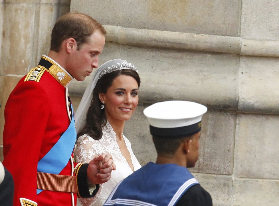 Princ William s princeznou Kate vycházejí z Westminsterského opatství