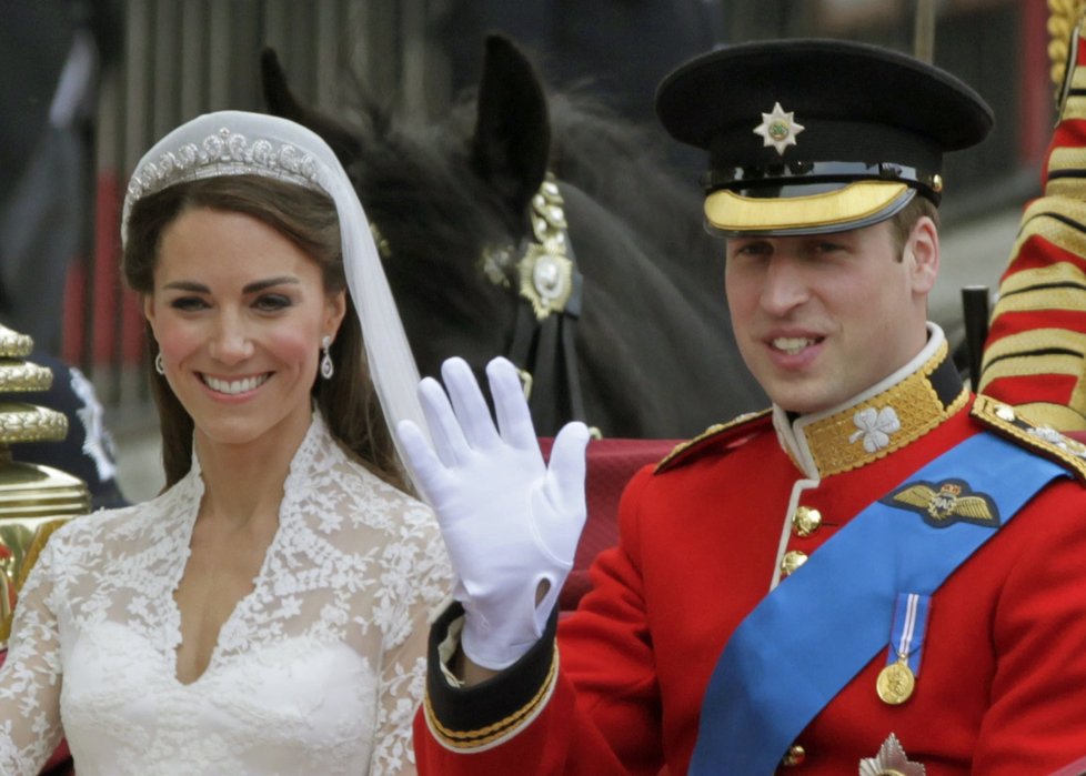 Novomanželé princ William a princezna Kate mávají