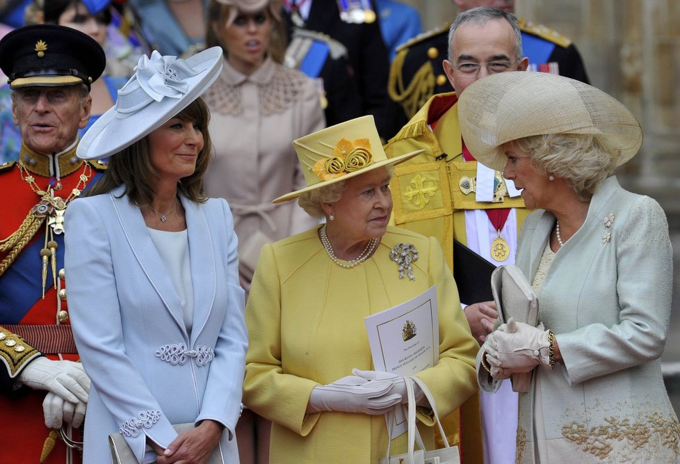 Zleva: matka Kate Middleton Carole, královna Alžběta II. a Camilla.