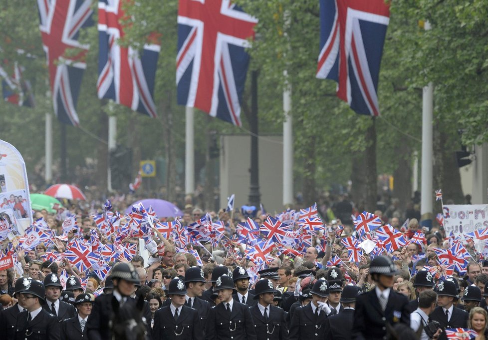 Ulicemi vlály britské vlajky