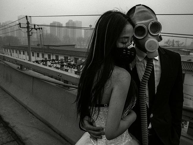 Jeden čínský stavební pár se v Pekingu rozhodl upozornit na znečištěné životní prostředí zcela originálním způsobem – nafotil se v dne své svatby v plynových maskách a fotky zveřejnil na internetu.