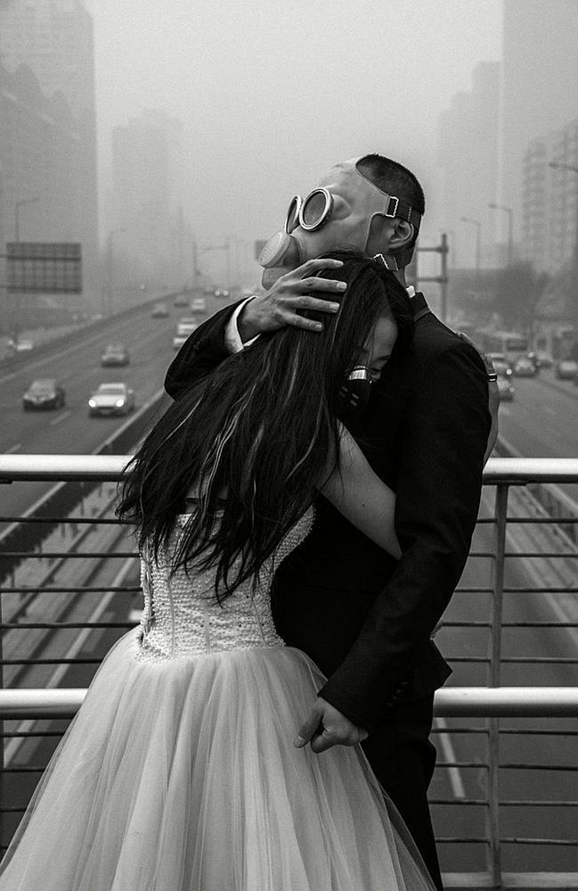 Jeden čínský stavební pár se v Pekingu rozhodl upozornit na znečištěné životní prostředí zcela originálním způsobem – nafotil se v dne své svatby v plynových maskách a fotky zveřejnil na internetu.