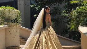 Divine Lee ve zlatých svatebních šatech