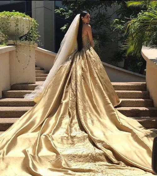 Divine Lee ve zlatých svatebních šatech