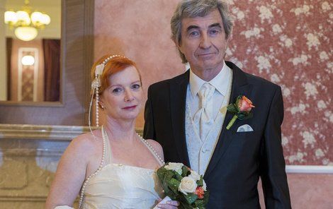 Šťastným ženichem je Jiří Štědroň alias Albert Hess. I když tentokrát jsou svatební šaty více tradiční, Štěpánová si stála za svým – nesměly být bílé.