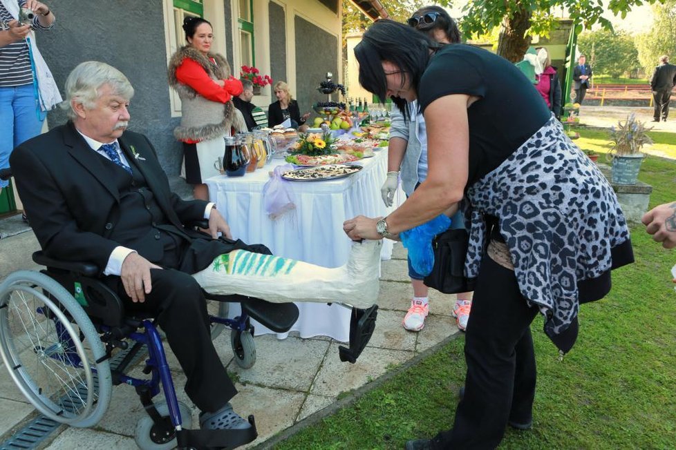 Alois Drozd se totiž rozčílí kvůli svému synovi a z traktoru spadne. 