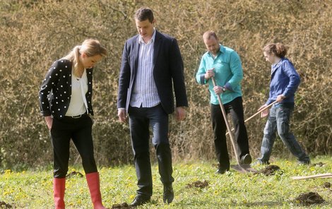 Na odstraňování krtinců se nejvíc podíleli sami herci. Natáčení se několikrát opakovalo a během toho se odstranila zhruba třetina hromádek.