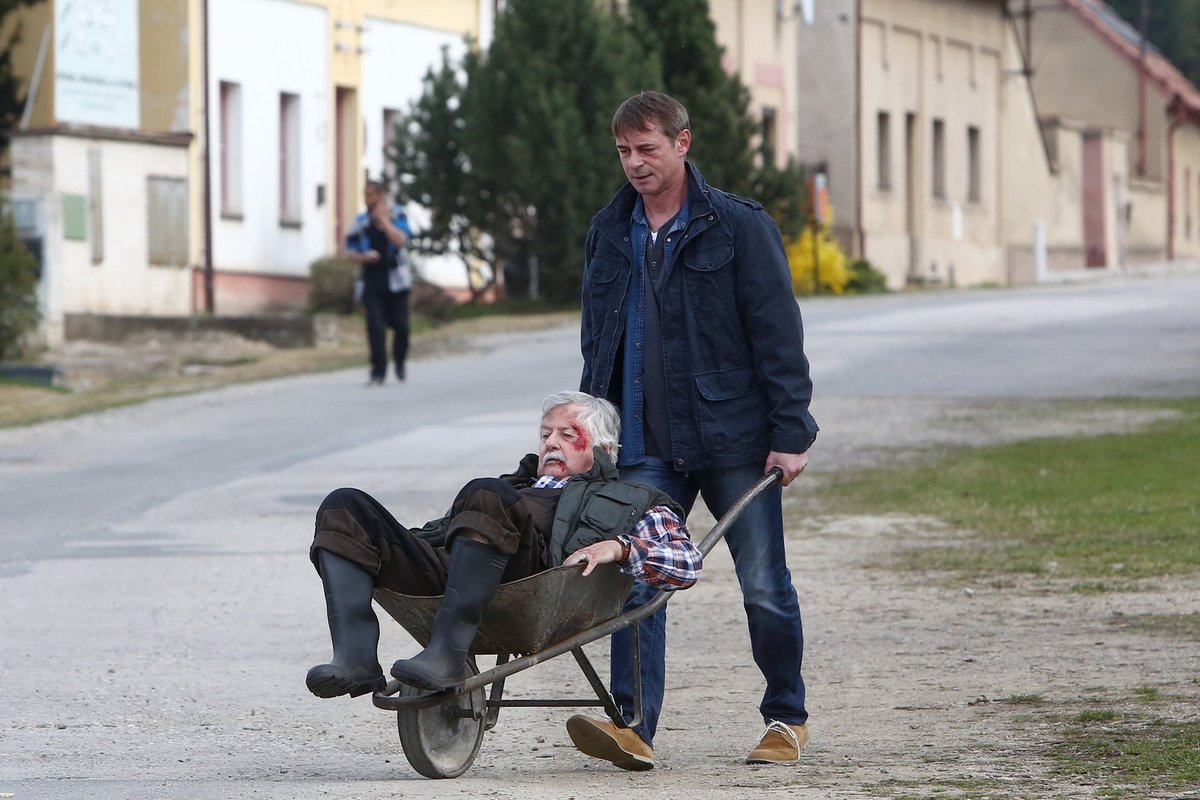 Zničeného Aloise musel z hospody odvézt na kolečku jeho seriálový syn Ivan (J. Dvořák).