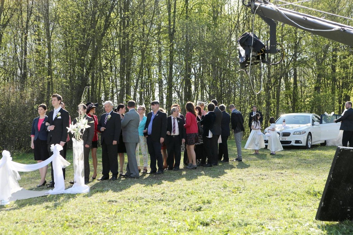 Když se za čtyři hodiny od vybudování krtinců natáčela svatba dětí Stanislavy Jachnické a Vladislava Beneše, po krtincích nebyla na louce ani památka.