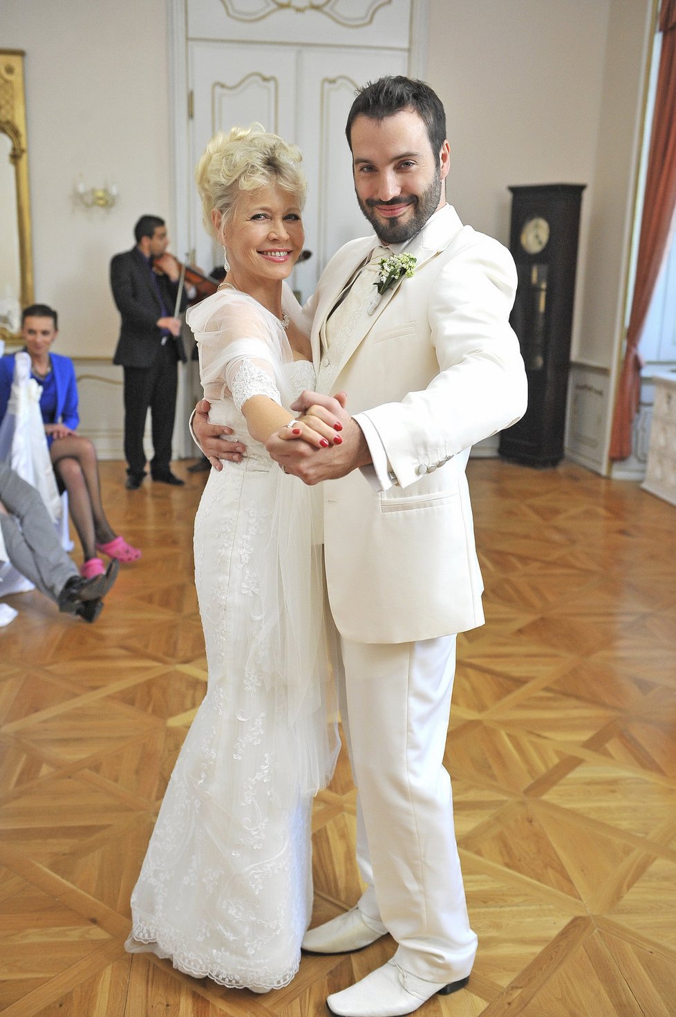 Šaty, které Švandová oblékla jako seriálová nevěsta, byly speciálně pro zapůjčené z luxusního svatebního salonu.