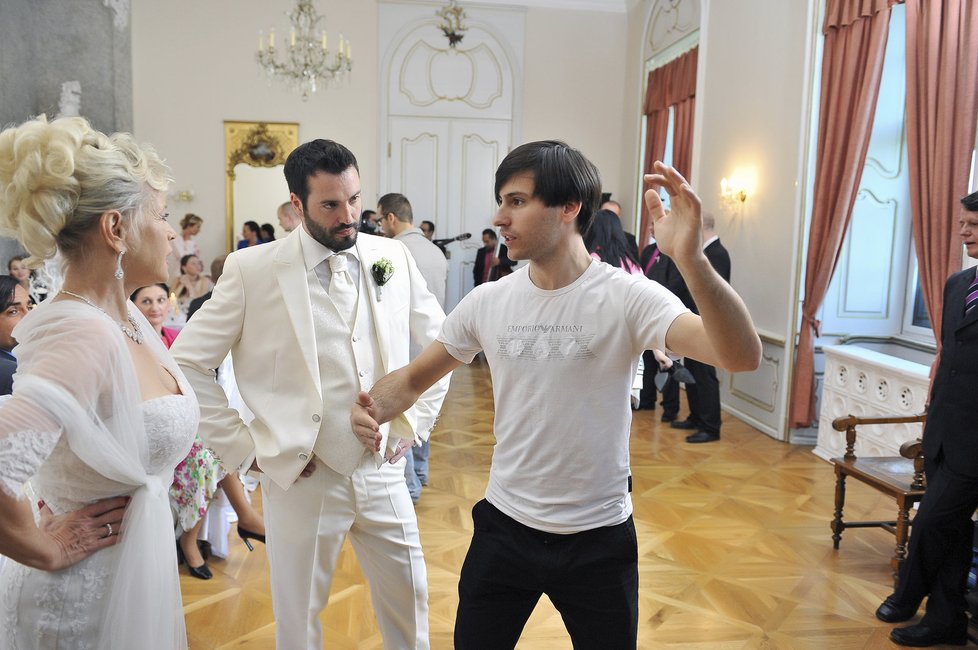 Svatební tango novomanželů kontroloval tanečník Lukáš Bartuněk.
