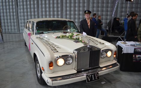 Svatební rolls-royce z roku1979 Silver Shadow II. vozí v Česku nevěsty. Měří 6,5 metru a na světě je jich jen několik.