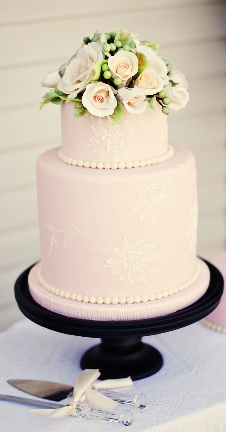 světle růžový svatební dort s květinami