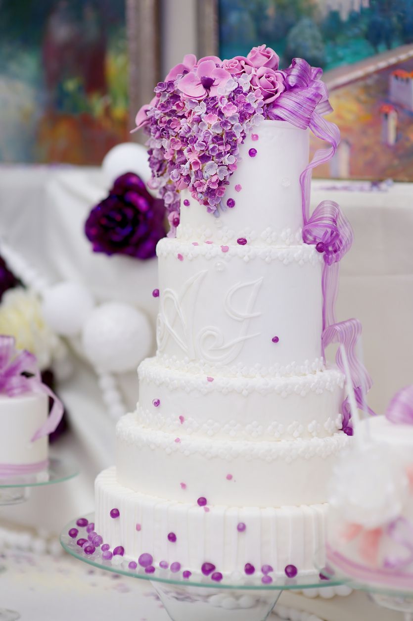 svatební dort s květy šeříku