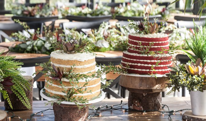 Květiny dodají svatebnímu dortu na eleganci