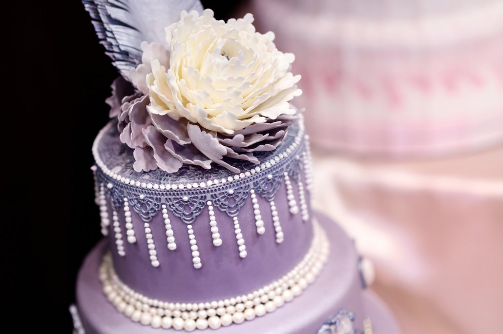 fialový svatební dort