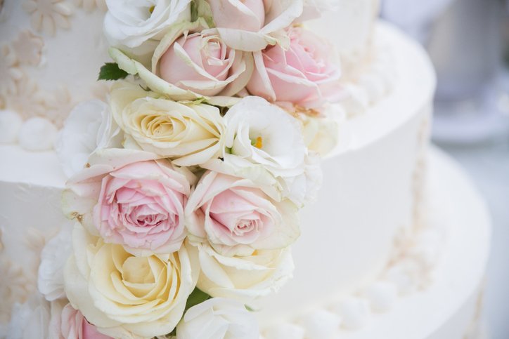 svatební dort s růžemi