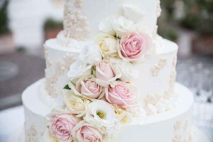 svatební dort s růžemi