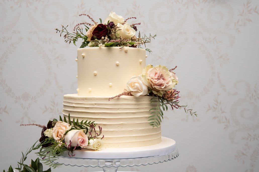 svatební dort s krémovým zdobením