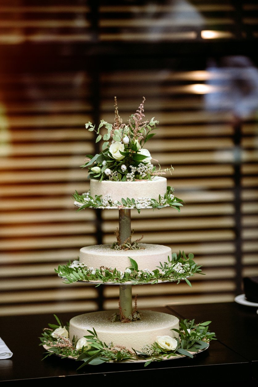 svatební dort s rustikálním dekorem